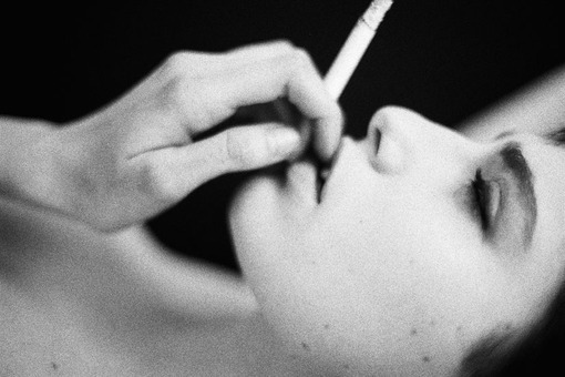 Romina Shama摄影、Romina Shama、香烟和静默的时间