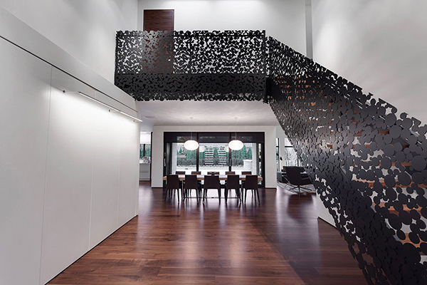创意铁艺蕾丝楼梯：加拿大现代三层别墅