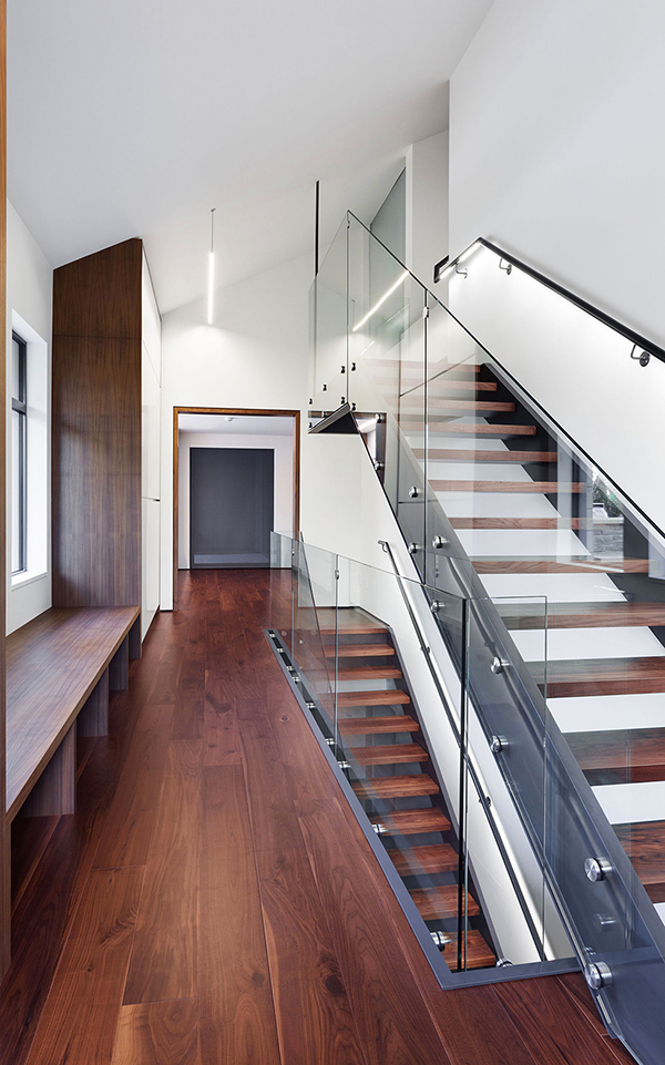 创意铁艺蕾丝楼梯：加拿大现代三层别墅