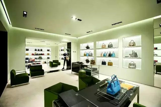 精品店位于杭州武林广场杭州大厦a座内.