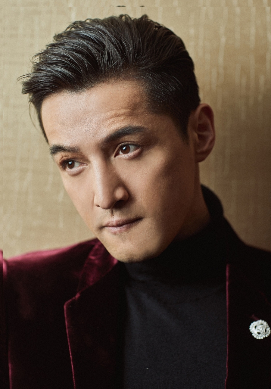 胡歌丝绒西装绅士儒雅气质写真