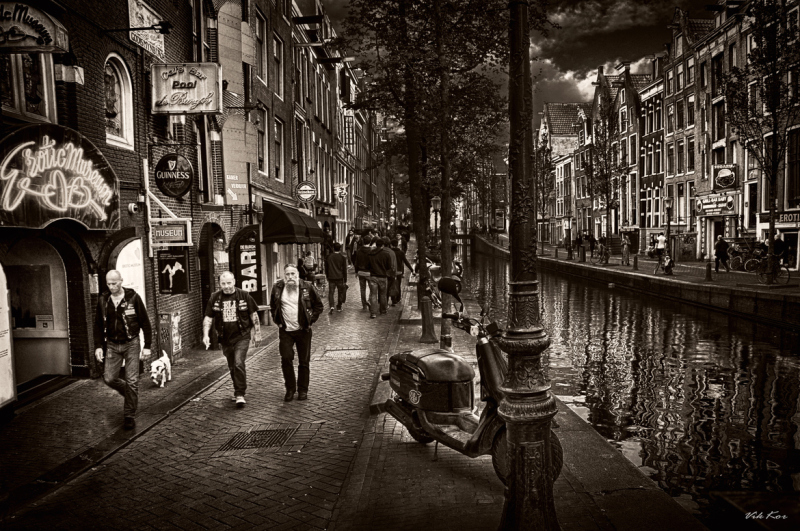 《红灯街，阿姆斯特丹》 by Viktor Korostynski