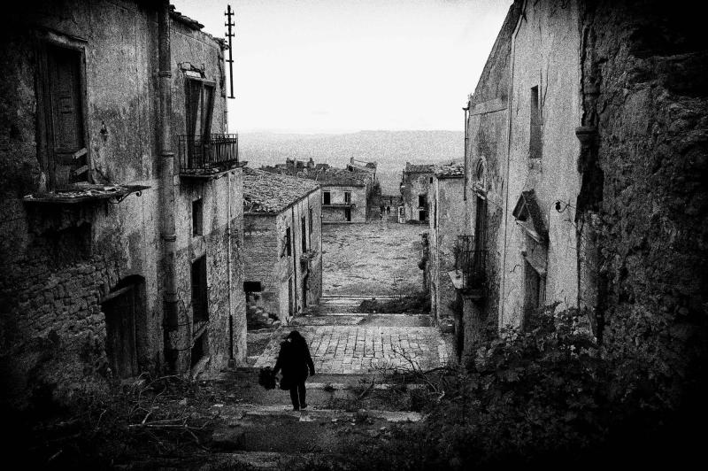 《走在废墟中》by Francesco Alamia