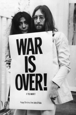 War Is Over! - 六十年代末，列侬与洋子携“WAR IS OVER”标语出现在世界各地