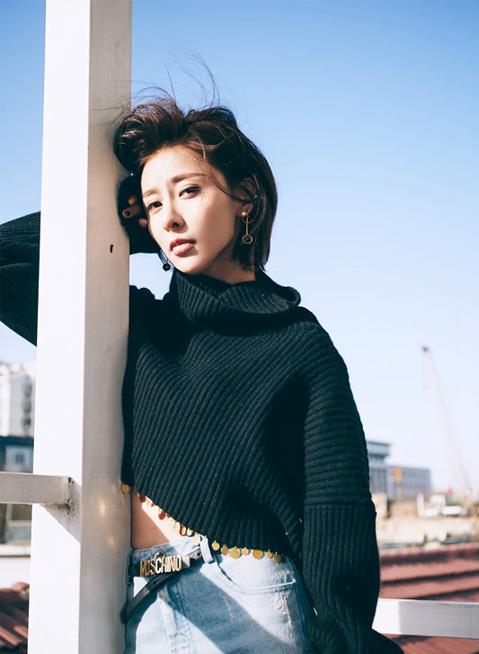 贾青早春大片时尚俏丽 笑容明媚暖心御寒