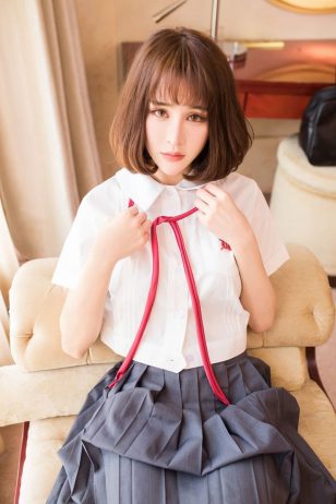 .极品嫩模青树mm酥胸半露十分惊艳制服写真