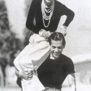 1937年的可可·香奈儿身着与她的男伴几乎相同的服饰