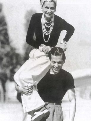 1937年的可可·香奈儿身着与她的男伴几乎相同的服饰