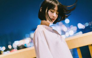 短发美女夜景街拍写真