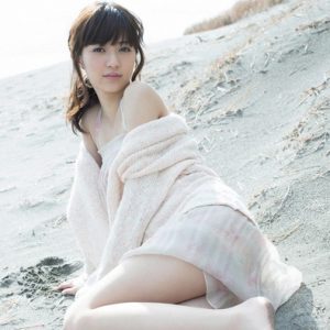 日本女演员逢泽莉娜冲绳海滩写真照，粉丝：喜欢精致纯天然的美
