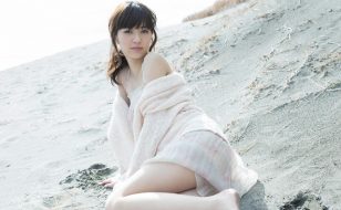 日本女演员逢泽莉娜冲绳海滩写真照，粉丝：喜欢精致纯天然的美