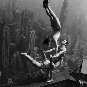 1931 年 5 月 1 日，纽约帝国大厦落成日的杂技表演。