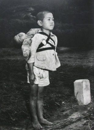 现实版萤火虫之墓。1945 年，长崎核爆炸后，一个把死去的弟弟背到火葬场的小男孩
