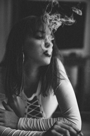 抽烟女人