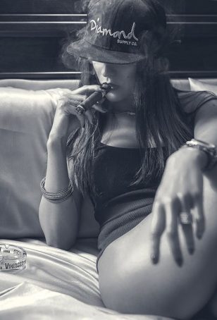 抽烟女人