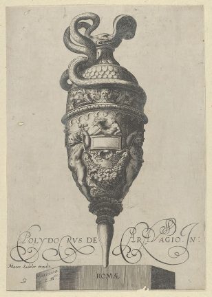 盘子9:古董花瓶(“Vasa a Polydoro Caravagino”)中的花瓶或水罐，上面有一个蛇形手柄，两个Putti托着一个花环。