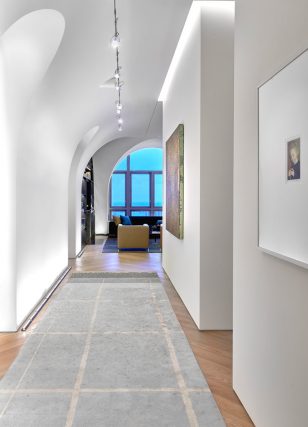 拱形窗户和拱形天花板有助于打造明亮开放的公寓内部