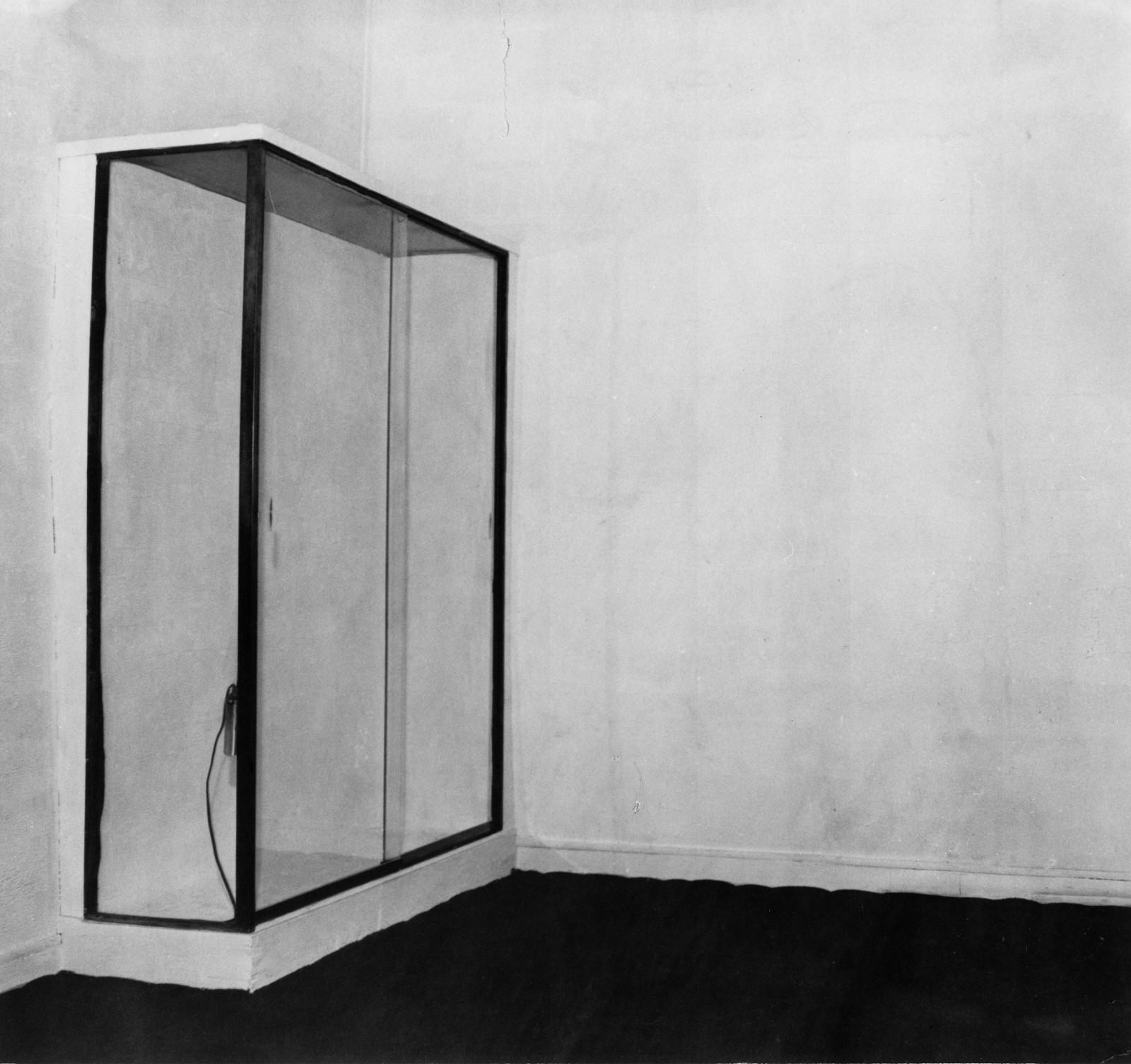 这是法国艺术家Yves Klein 第一个具有里程碑意义的展览