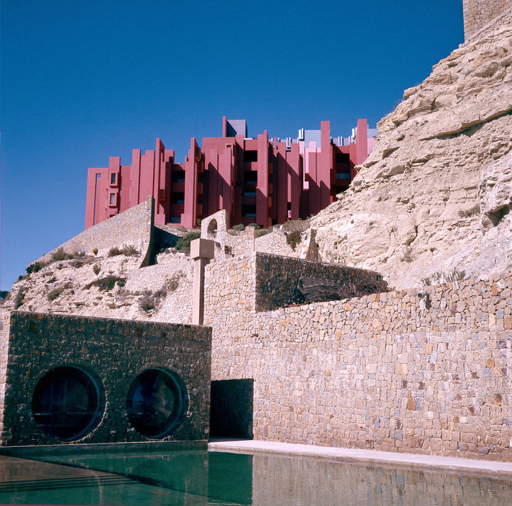 建筑鬼才 Ricardo Bofill 40年前这个作品，看起来像现实版纪念碑谷